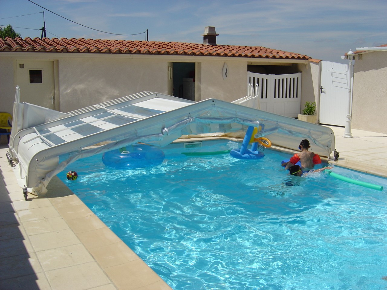 Buffalo low-level folding pool enclosure